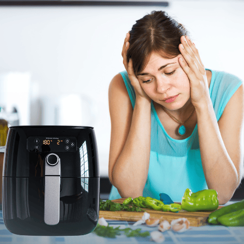 Mujer frustrada con airfryer