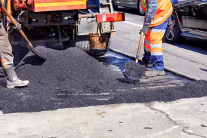Pose d'enrobé à chaud sur tranchée