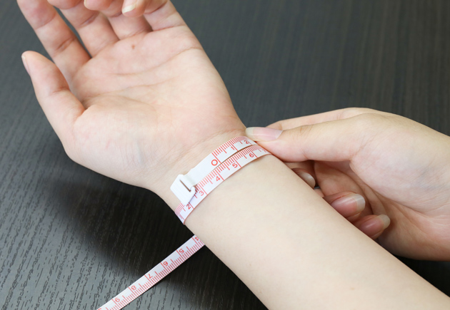 How to measure wrist size